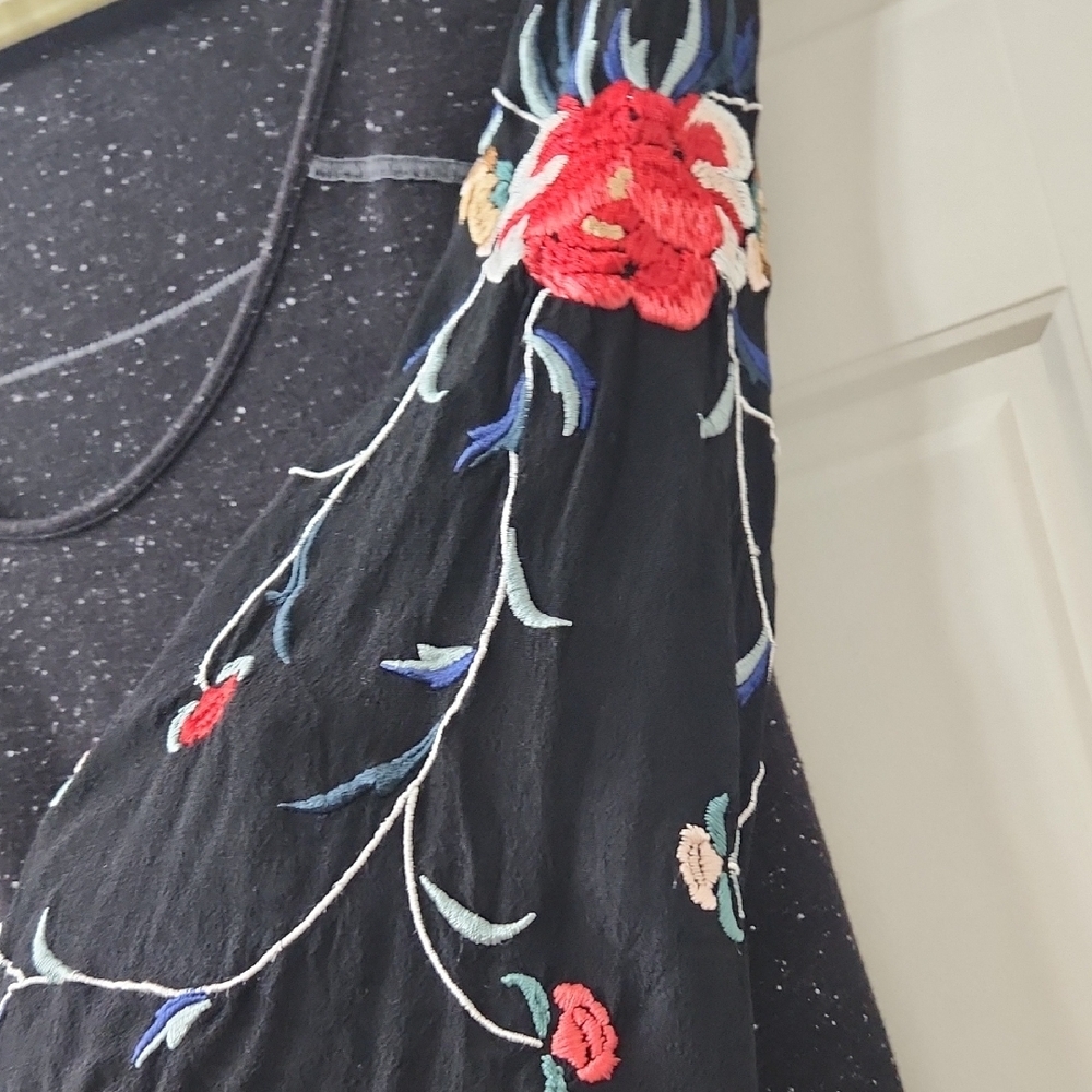 Free People Hi-Lo T-Shirt with Embroidered Flowers on Sleeves -Black Medium - Picture 3 of 7
